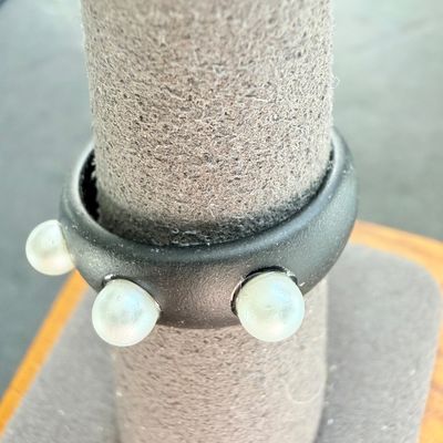 Black pearl type ring