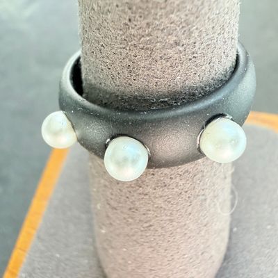 Black pearl type ring