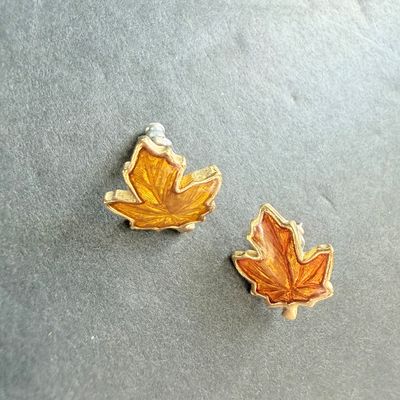 Maple leafs stud earrings