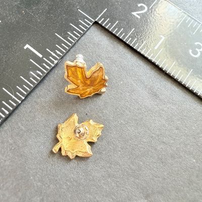 Maple leafs stud earrings