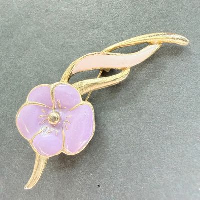 Vintage gold tone floral pin