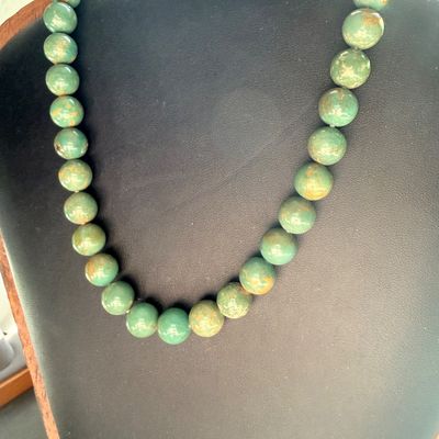Green stone beaded vintage necklace