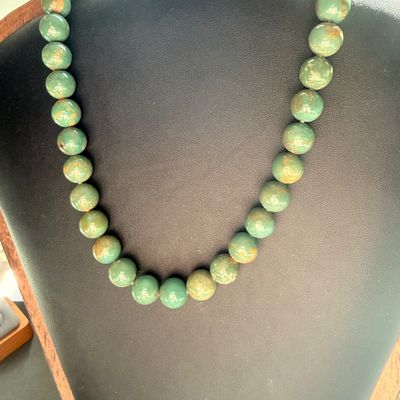 Green stone beaded vintage necklace