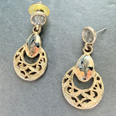 Gold tone dangle fashion earrings