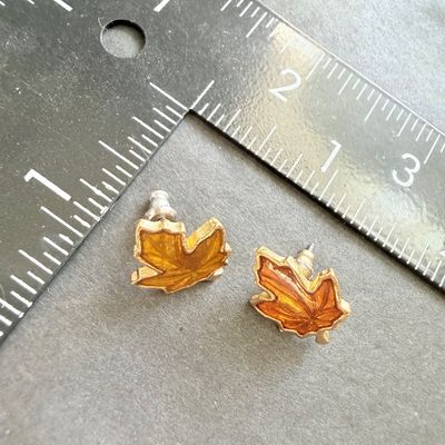 Maple leafs stud earrings