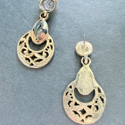 Gold tone dangle fashion earrings
