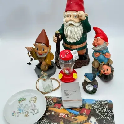 Garden Gnomes Decor Set Solar Bird Light Hummingbird Feeder Placemats