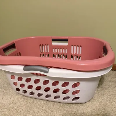 Sterilite & Rubbermaid Hip Hugger Plastic Laundry Basket Lot of 2