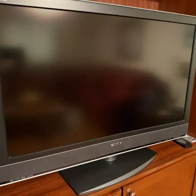 Sony BRAVIA 40" LCD Digital Color TV & Remote - Model KDL-40V2500