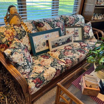 Vintage rattan sofa & coffee table 