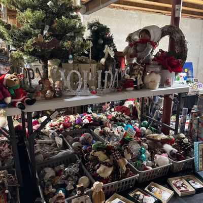 Sale Photo Thumbnail #179: Hundreds of ornaments 