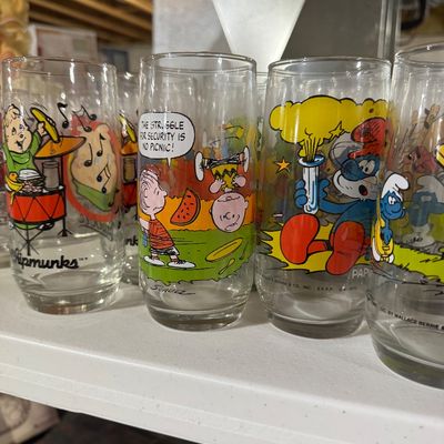 Sale Photo Thumbnail #144: Smurfs, chipmunks and peanuts glassware 