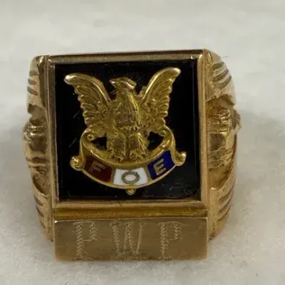 Vintage 10k yellow gold signet ring from the Fraternal Order of Eagles (F.O.E.).