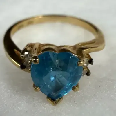 Vintage 10k yellow gold ring featuring a heart-shaped blue topaz centerpiece