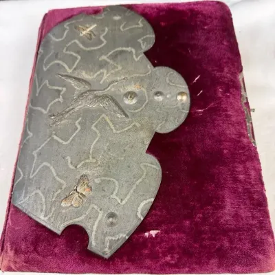  Antique Victorian plush velvet photograph album featuring an ornate, shaped metal plaque or cover m