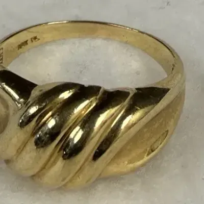 Vintage 10k gold "shrimp" or "croissant" style dome ring