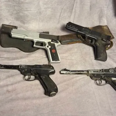 BB Gun Lot (4 Guns, 2 Holsters)