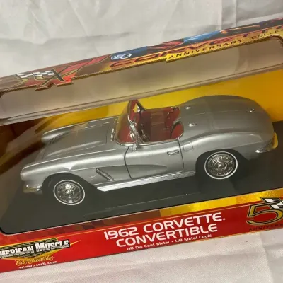 NEW American Muscle ERTL Collectibles 1962 Corvette Convertible 1:18 Scale 