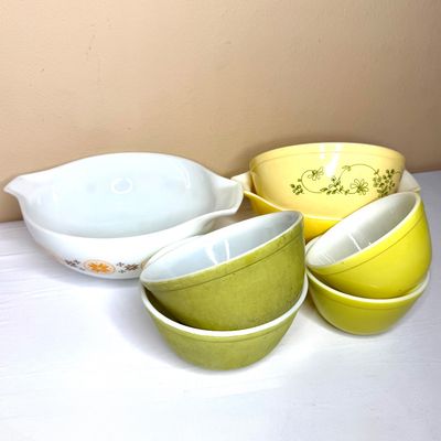 Pyrex Lot - 7 Bowls 