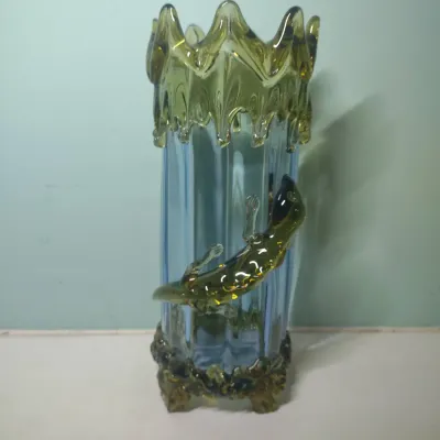 Gorgeous Art Glass Vase With Lizard