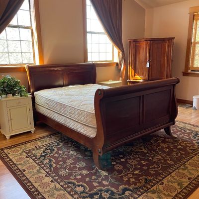 Queen sleigh bed 