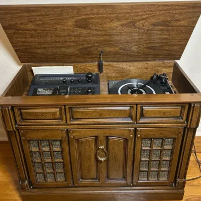 Magnavox MCM Stereo Box with Turntable Console