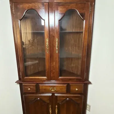Corner Hutch With Glass Doors
