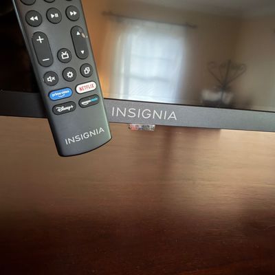 32” Insignia Smart TV w Remote