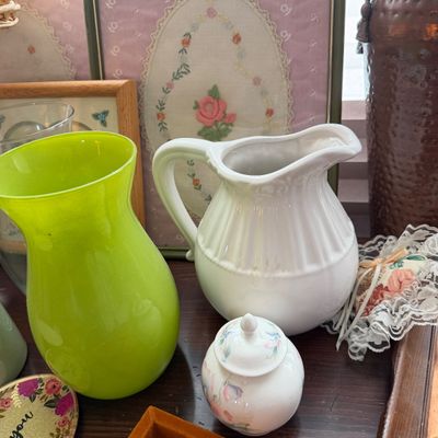 Decorative Home Décor & Accent Lot – Baskets, Lamps, Pottery, Glassware & Vintage Décor