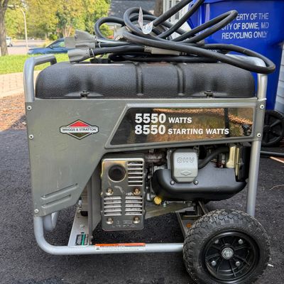Briggs & Stratton 5550W/8550W Portable Gas Generator with 25-Ft. 20-Amp Generator Adapter Cord