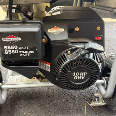 Briggs & Stratton 5550W/8550W Portable Gas Generator with 25-Ft. 20-Amp Generator Adapter Cord