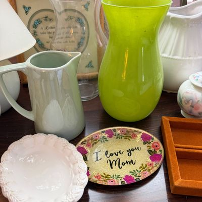 Decorative Home Décor & Accent Lot – Baskets, Lamps, Pottery, Glassware & Vintage Décor