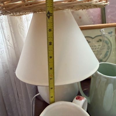Decorative Home Décor & Accent Lot – Baskets, Lamps, Pottery, Glassware & Vintage Décor