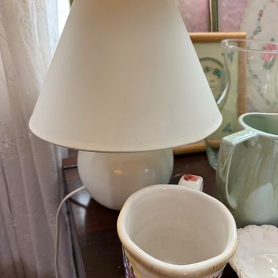 Decorative Home Décor & Accent Lot – Baskets, Lamps, Pottery, Glassware & Vintage Décor