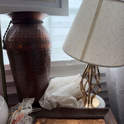 Decorative Home Décor & Accent Lot – Baskets, Lamps, Pottery, Glassware & Vintage Décor