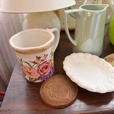 Decorative Home Décor & Accent Lot – Baskets, Lamps, Pottery, Glassware & Vintage Décor