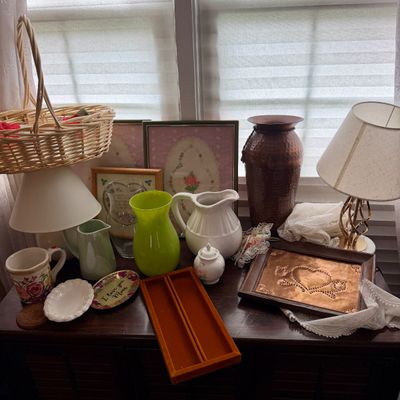 Decorative Home Décor & Accent Lot – Baskets, Lamps, Pottery, Glassware & Vintage Décor