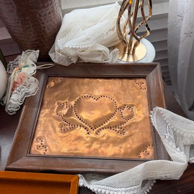 Decorative Home Décor & Accent Lot – Baskets, Lamps, Pottery, Glassware & Vintage Décor
