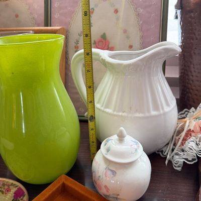 Decorative Home Décor & Accent Lot – Baskets, Lamps, Pottery, Glassware & Vintage Décor