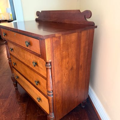 Ethan Allen American Classics 4-Drawer Chest with Serpentine Front & Turned Legs