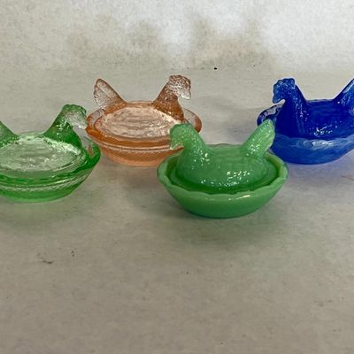 Set Colored Glass Hen-on-Nest Dishes