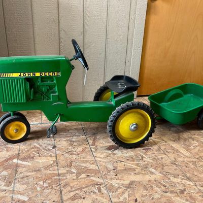 Ertl John Deere 520 Tractor w/ Trailer