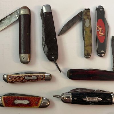 Sale Photo Thumbnail #697: 8 American Pocket Knives w/