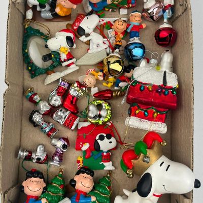 Sale Photo Thumbnail #674: United Feature Syndicate Peanuts Set