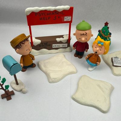 Sale Photo Thumbnail #671: Peanuts Charlie Brown Xmas Figs & Acc