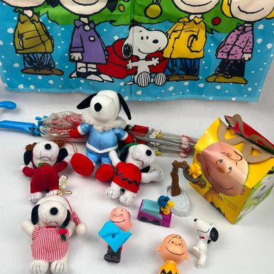 Sale Photo Thumbnail #676: Peanuts Toys & Movie Memorabilia