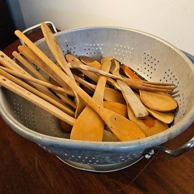 Sale Photo Thumbnail #401: Aluminum Colander & 22 Crofton Set