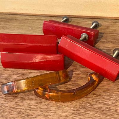 Sale Photo Thumbnail #333: Set 6 Art Deco Bakelite & Catalin Pulls