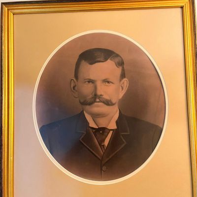 Sale Photo Thumbnail #490: Crayon Gentleman Portrait, Gilt Frame