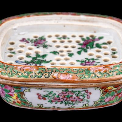 Chinese Famille Rose Covered Soap Dish
